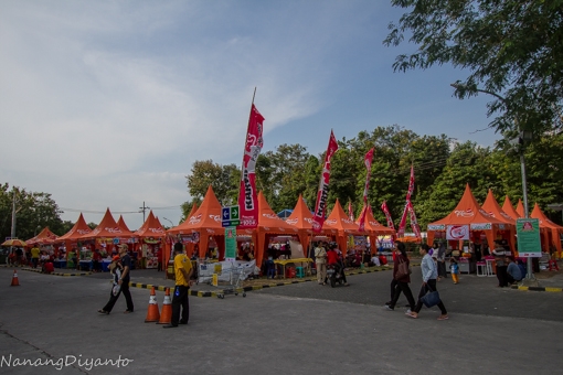 Tempat parkir mall dijadikan tempat stand dadakan