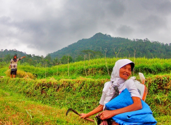 2 warga yang kami temui saling memberikan masukan dengan menunjukan jalan yang benar, sedangkan satunya meminta untuk mengurungkan niat mendaki karena sudah petang (dok.pri).