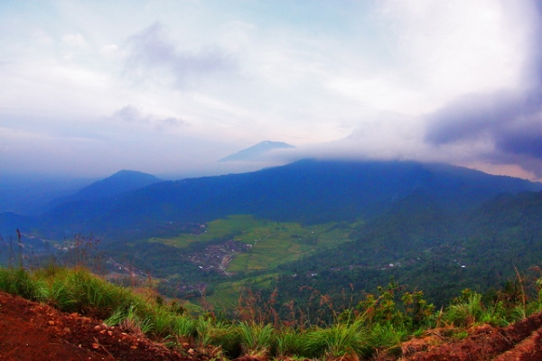 lansekap dari puncak Kendil, terlihat puncak Merbabu yang tertutup awan (dak.pri).