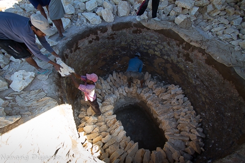 cubluk, lobang besar mirip sumur dengan kedalaman 3-4 meter yang berguna untuk tungku membakar batu kapur