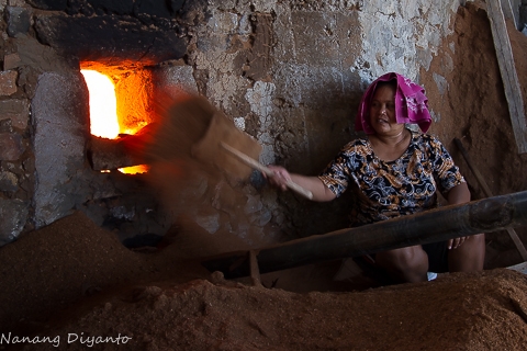 menjaga api tetap menyala selama 2 hari, selama proses pembakaran