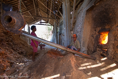 bahan bakar berasal dari limbah kayu penggergajian, sekam, ranting-ranting kayu