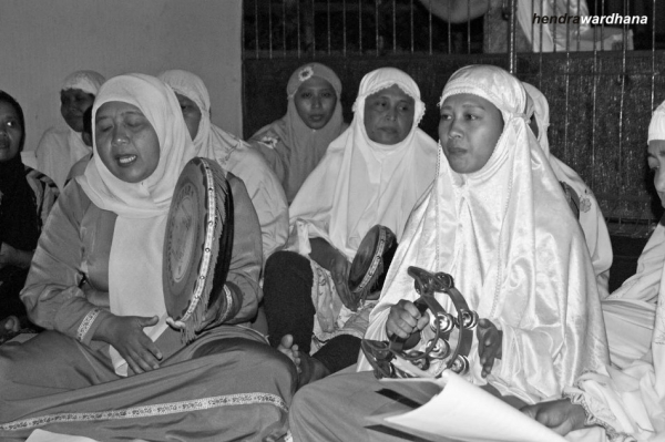 Ibu-ibu qasidah tampil di teras Masjid usai shalat tarawih.