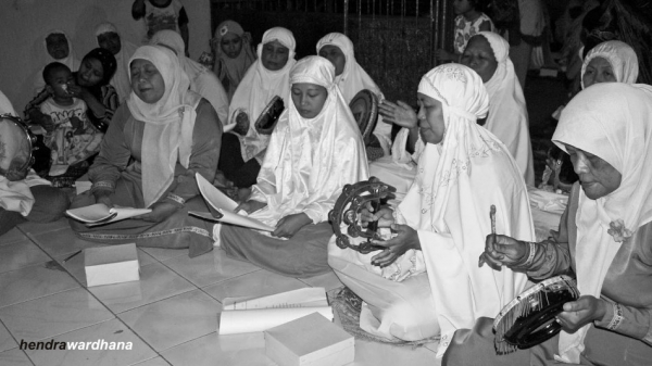 Bersyair sekaligus bersyiar.