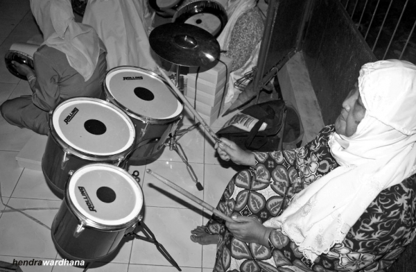 Ibu penabuh drum.