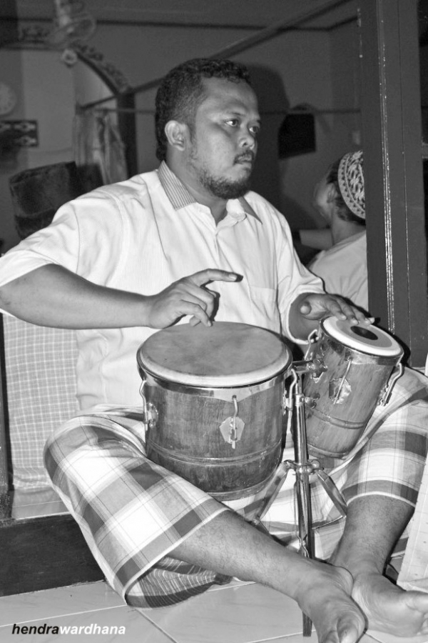 Additional player menabuh kendang.