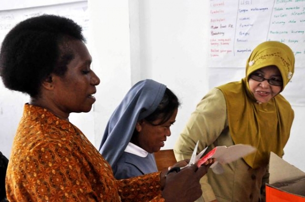 Mereka berbeda suku dan agama, tetapi tetap rukun dan damai di Papua (dok. pribadi) Mereka berbeda suku dan agama, tetapi tetap rukun dan damai di Papua