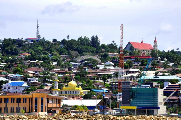 Perkantoran, toko, rumah penduduk, masjid, dan gereja tampak menghias Fakfak, Papua Barat (dok. pribadi) Perkantoran, toko, rumah penduduk, masjid, dan gereja tampak menghias Fakfak, Papua Barat