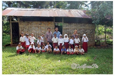 Guru dan SISwa MIS Nafi'u BUTon