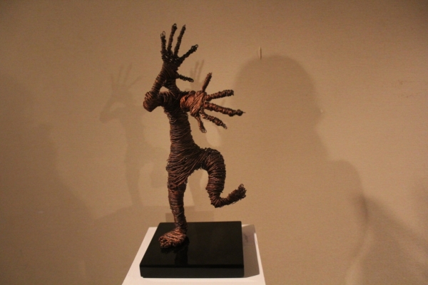 Menggiring Anggin karya dari RW. Mulyadi terbuat dari kawat baja dan besi.