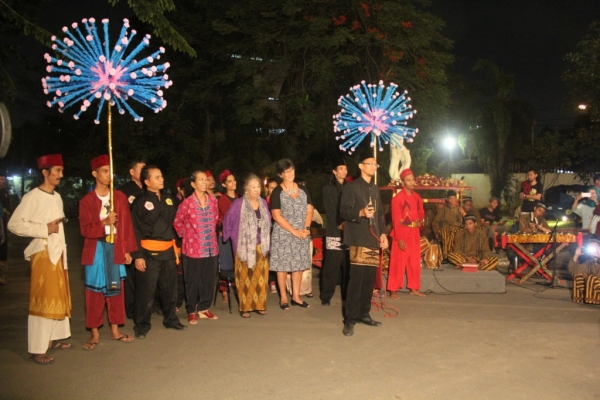 Rosalia Scortino dan Doloroso Sinaga dari Sonalaing Art Studio memberi sambutan sebelum acara palang pintu.