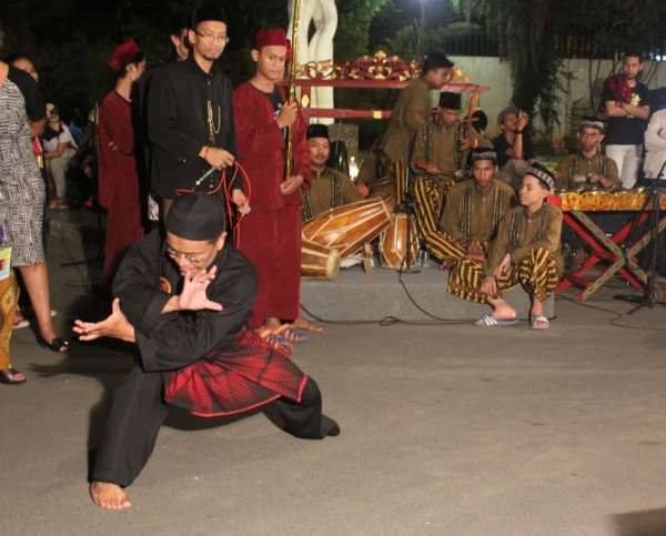 Guru Elang Putih Bondowso, Ilham Rohadi, yang selain teman alm O’ong Maryono memperlihatkan keahliannya sebagai pesilat selain juga sebagia petung.