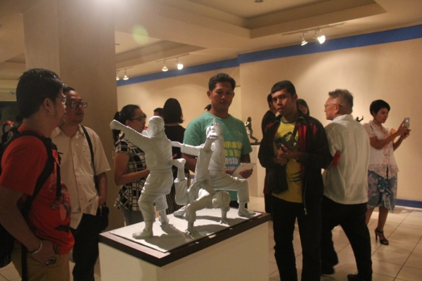 Pengunjung tampak antusias menyaksikan hasil kolabosari seni bela diri dan seni patung yang baru pertama kali ini di adakan di Indonesia.