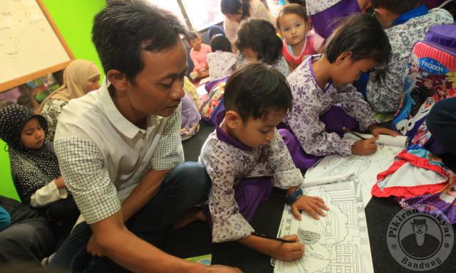 Hasil gambar untuk Bang Jack, Tukang Parkir yang Dirikan Sekolah Gratis