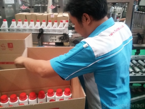 Proses Pengemasan Produksi di Federal Oil Factory (dok.pribadi)