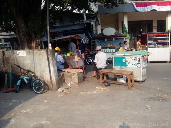 Para Penjual Makanan di dekat Kompeks Kantor Kompas-Gramedia Group (dok.pribadi)