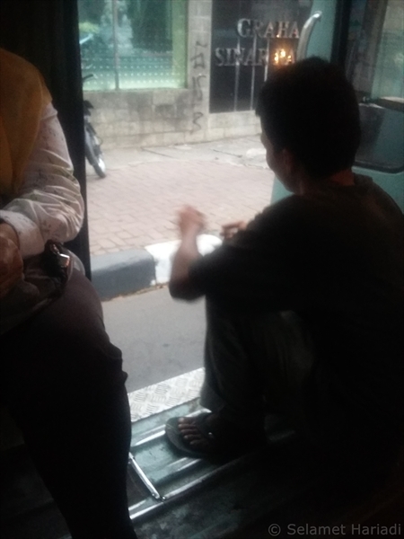 Ada Pekerja di Angkot (dok.pribadi)