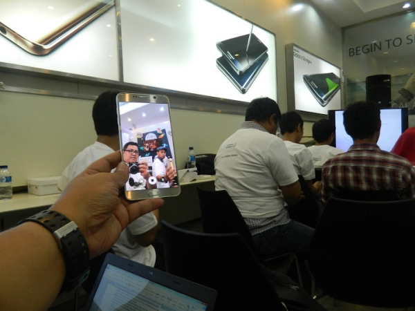 Ber-selfie ria dengan kamera keren Samsung Galaxy Note 5