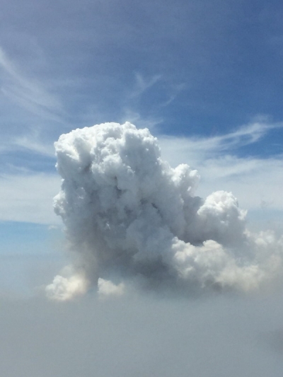 Awan Cumulus bercampur asap di kabupaten Kubu Raya, Kalbar. Lapisan kabut asap di bawahnya mencapai ketinggian 10000 kaki (Dok. pribadi)