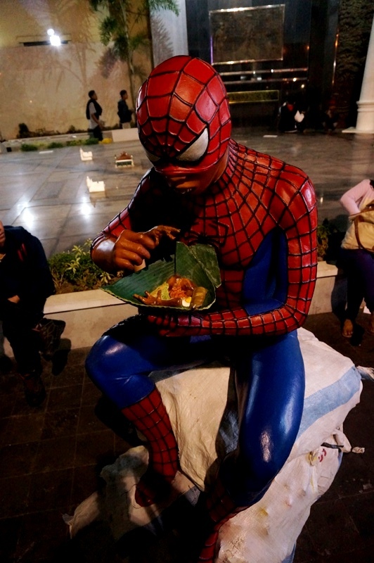 Spiderman Makan Sego Pincuk di Tugu Jogja (Dok. Riana Dewie)