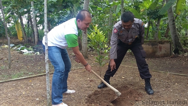 Pak Winarno dan Pak Eddwi bersama menanam Pohon (dok.pribadi)