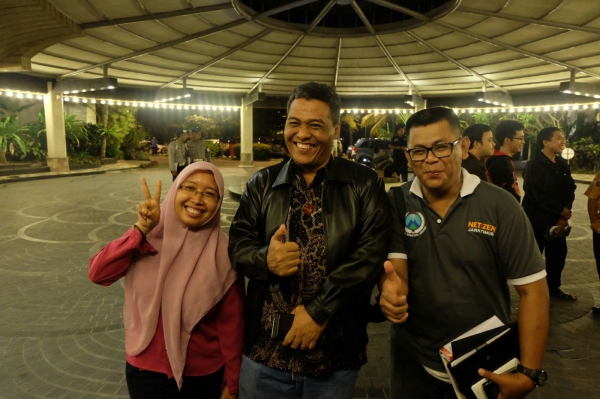 Mas Rinaldi dan Mbak Yuniari narsis bareng Kadiv. Humas Polda Jatim Bpk. Argo (dok.pribadi)