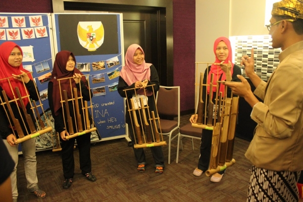 Learning Angklung