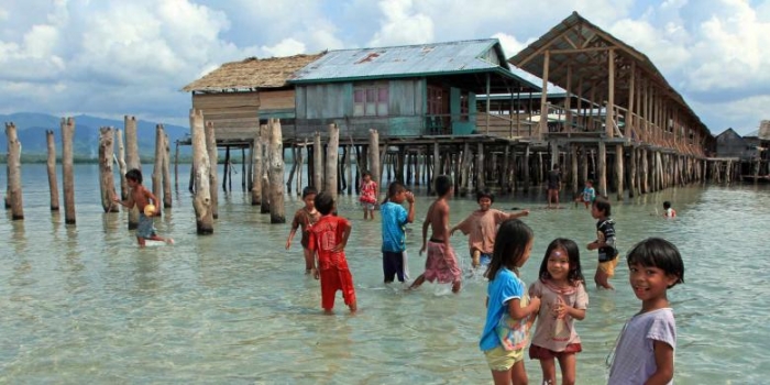 Anak Suku Bajo yang telah akrab dengan laut dan tradisi maritim. Sumber: travel.kompas.com
