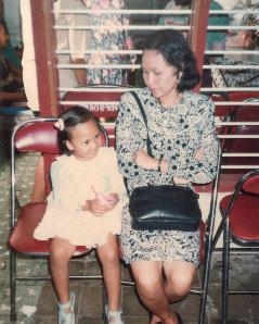 Saya dan ibu. Ini diajak ke kondangan bukan karena ibu malas masak lalu menyuruh anaknya makan banyak di kondangan ya.. Heheheheheh.. Ibu malah suka marah kalo saya makan banyak di tempat orang lain. Nggak sopan, katanya.. (Repro dokumentasi pribadi)