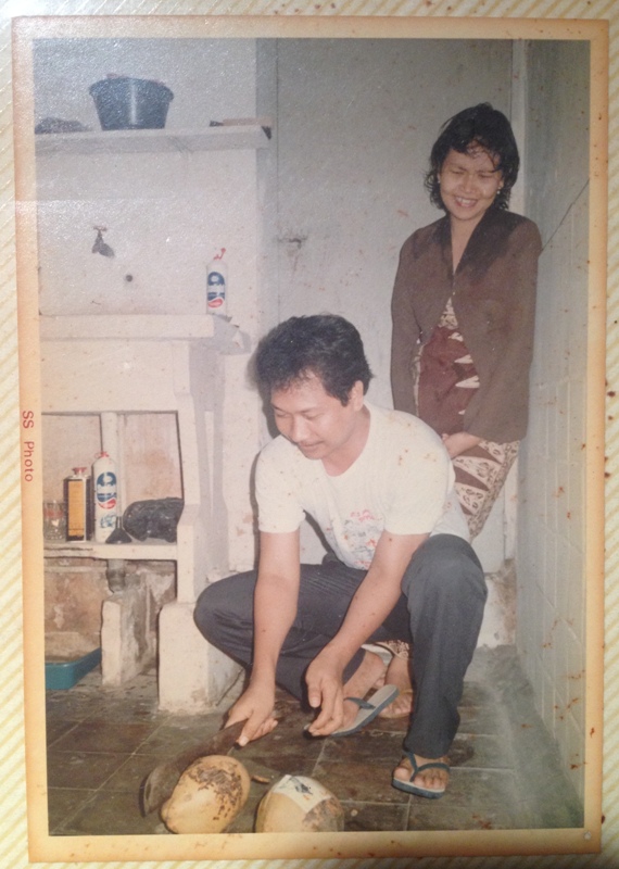Entah sejak kapan, keduanya sudah punya perjanjian. Kalau ibu sudah melahirkan dan anaknya menangis di tengah malam, bapak akan bangun bergantian dengan ibu untuk mengurus anak mereka. (Repro dokumentasi pribadi, saat saya masih di dalam perut dan dibelahkan kelapa.)