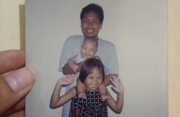 Tiga jagoan tidur di rumah. Bapak - adik - saya. Komposisinya ada dua laki-laki dan dua perempuan. Boleh dong ya.. :) (Repro dokumentasi pribadi)