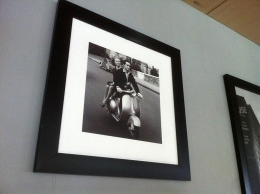 Salah satu foto di dinding Pomelo Cafe. (foto GANENDRA)