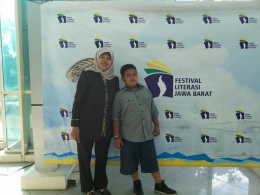 Dewi Pujiati bersama seorang siswanya menghadiri Festival Literasi Jawa Barat. (Foto. Dok. Dewi Pujiati)