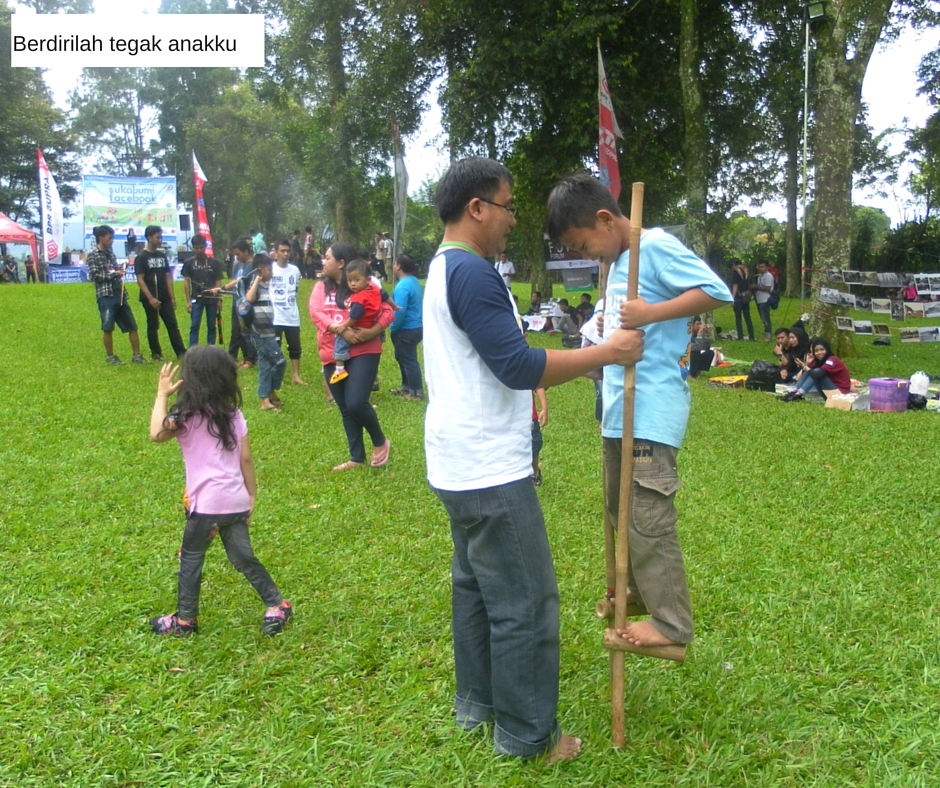 Ayah mengajarkan anak bermain egrang, Foto dari Sukabumi Facebook