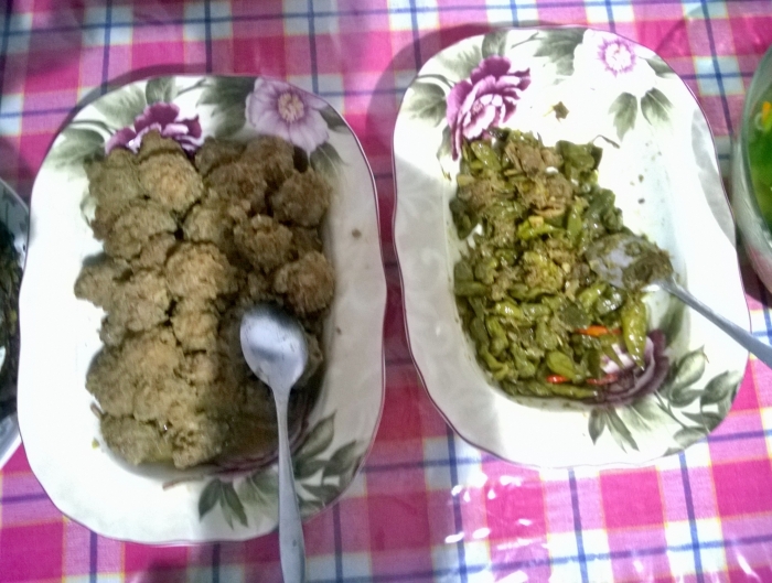 Sebelah kiri adalah bestik daging sapi, cocok dipadukan dengan empis-empis (Dok pribadi)