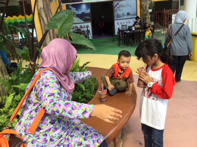 Al Fatih tengah menikmati minuman segar