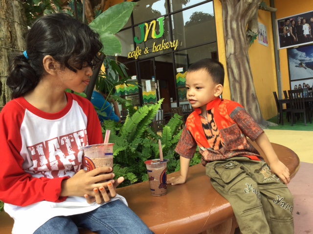 Al Fatih menikmati minuman bersama tantenya