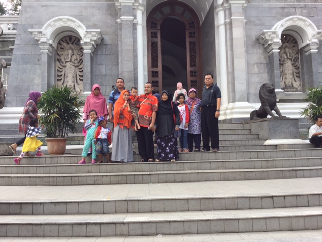 Foto bareng bersama anggota keluarga di Kebun Raya Bogor