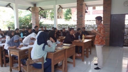 Penulis sedang berdiskusi dengan para siswa. (Foto : Dokpri).