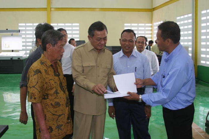 M. Maftuh Basyuni ketika mengamati kualitas Al Quran hasil produksi percetakan Al Quran di Ciawi (foto Kemenag)