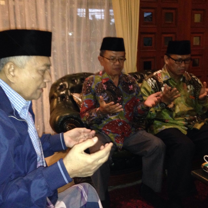 Dirjen Bimas Islam Muchasim dan Sekretaris Bimas Islam Muhmmadiyah Amin menjumai Maftuh sebelum bertolak ke Kuala Lumpur untuk berobat