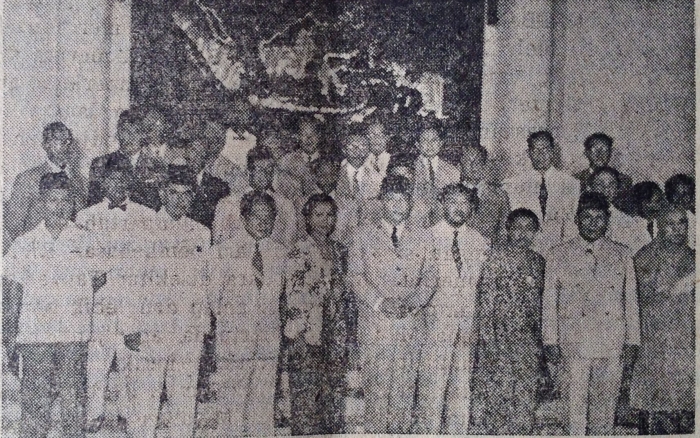 Presiden Sukarno dan beberapa staf beliau berfoto bersama dengan anggota Biro Irian Barat di Jakarta setelah dilantik oleh Kepala Negara. (Sumber: Pesat. Mingguan Politik Populer, No. 34, Th. X, 21 Agustus 1954: 23)