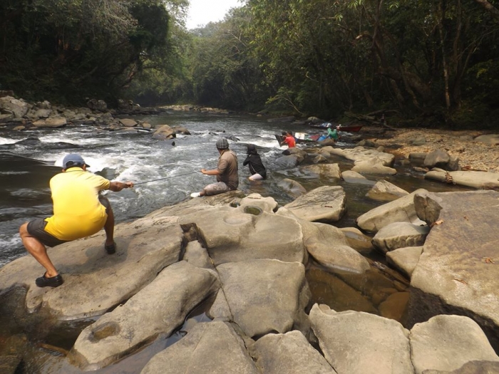 Akses Sungai Deras Bebatuan, Foto saat petugas kesehatan melakukan imunisasi ke Desa Kerapuk Jaya, Riam Muntik & Tanjung Miru Kec. Kayan Hulu, Kab. Sintang, Kalimantan Barat (foto by Hasan M.Yusuf Dinkes Sintang)