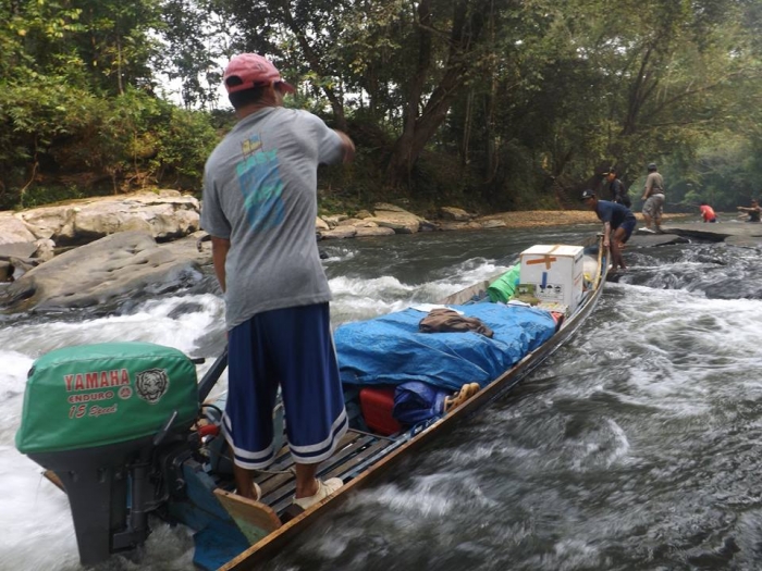 Akses Sungai Deras Bebatuan, Foto saat petugas kesehatan melakukan imunisasi ke Desa Kerapuk Jaya, Riam Muntik & Tanjung Miru Kec. Kayan Hulu, Kab. Sintang, Kalimantan Barat (foto by Hasan M.Yusuf Dinkes Sintang)