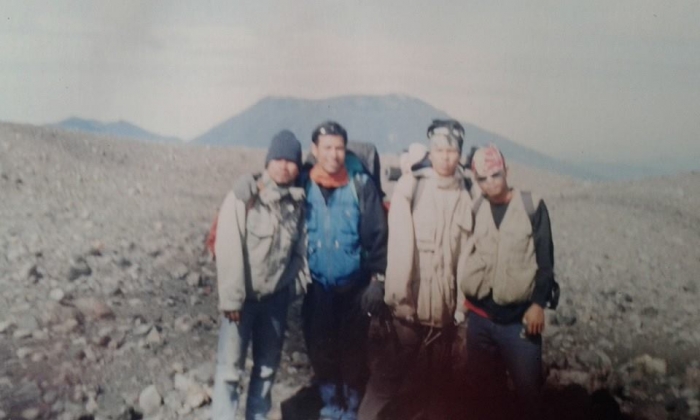 Penulis bersama teman di Gn. Marapi (2891 mdpl), Prov. Sumbar. Terlihat latar belakang Gn. Tandikek (kiri) dan Gn. Singgalang (kanan) (dokpri ; F. Tanjung)