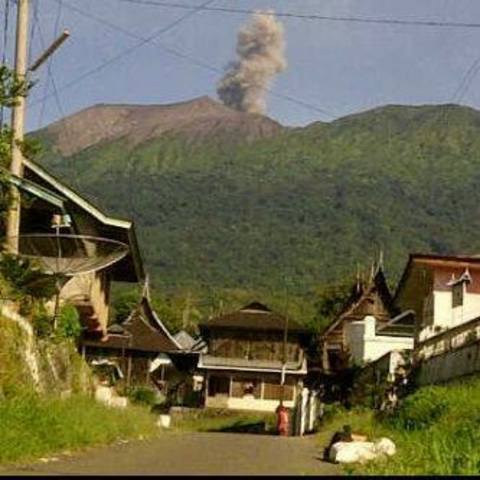 Ngarai Pariangan dengan latar belakang Gn. Marapi (2891 mdpl), Kab. Tanah Datar, Sumbar (sumber ; www.skyscrapercity.com)