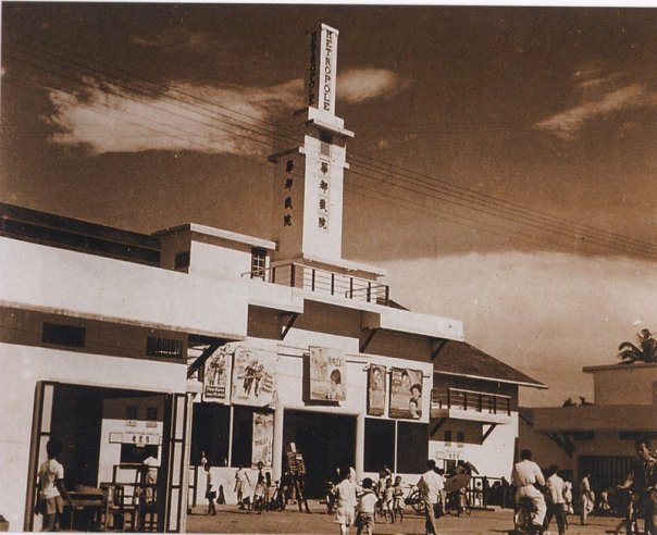 Bioskop METROPOLE Cagar Budaya Kota Singkawang (foto diambil tahun 1950-an) : aarinur.blgospot.com