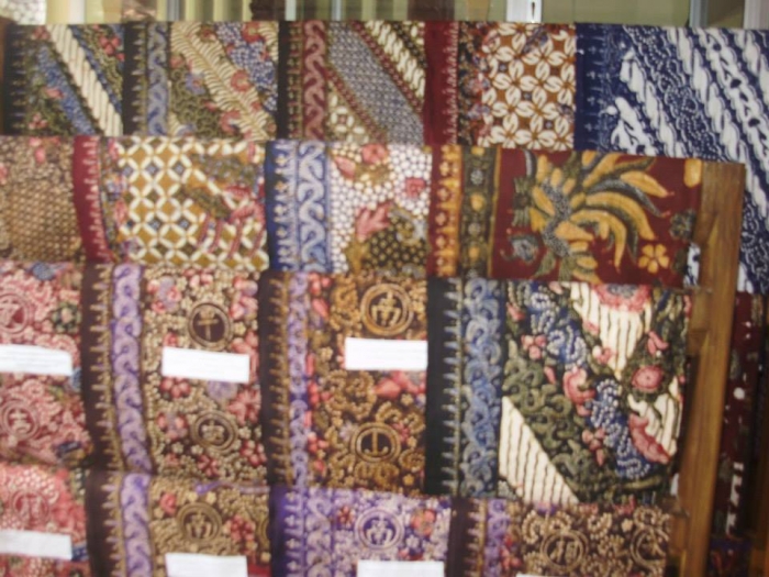 Batik Lasem, jualannya pak Sigit (salah satu sesepuh Tionnghoa di Lasem)| Dokumentasi pribadi
