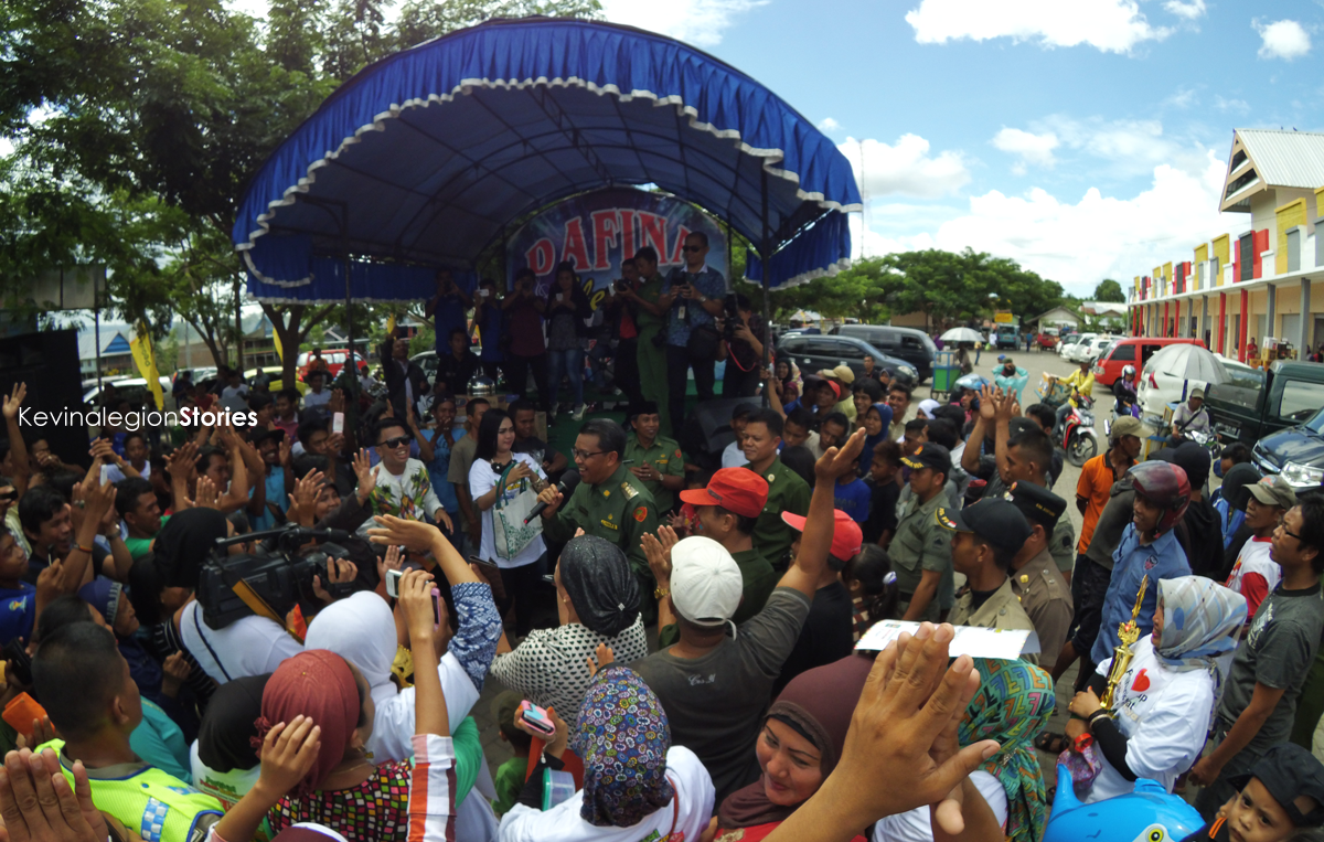 Bupati Bantaeng Nurdin Abdullah bercengkerama bersama warga di depan pasar Lambocca, Bantaeng | Dok. Kevinalegion 