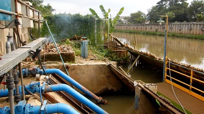 Intake dari sungai Cengkareng drain inilah pasokan air baku untuk diolah menjadi air bersih di IPA Taman Kota. (Foto: Gapey Sandy)